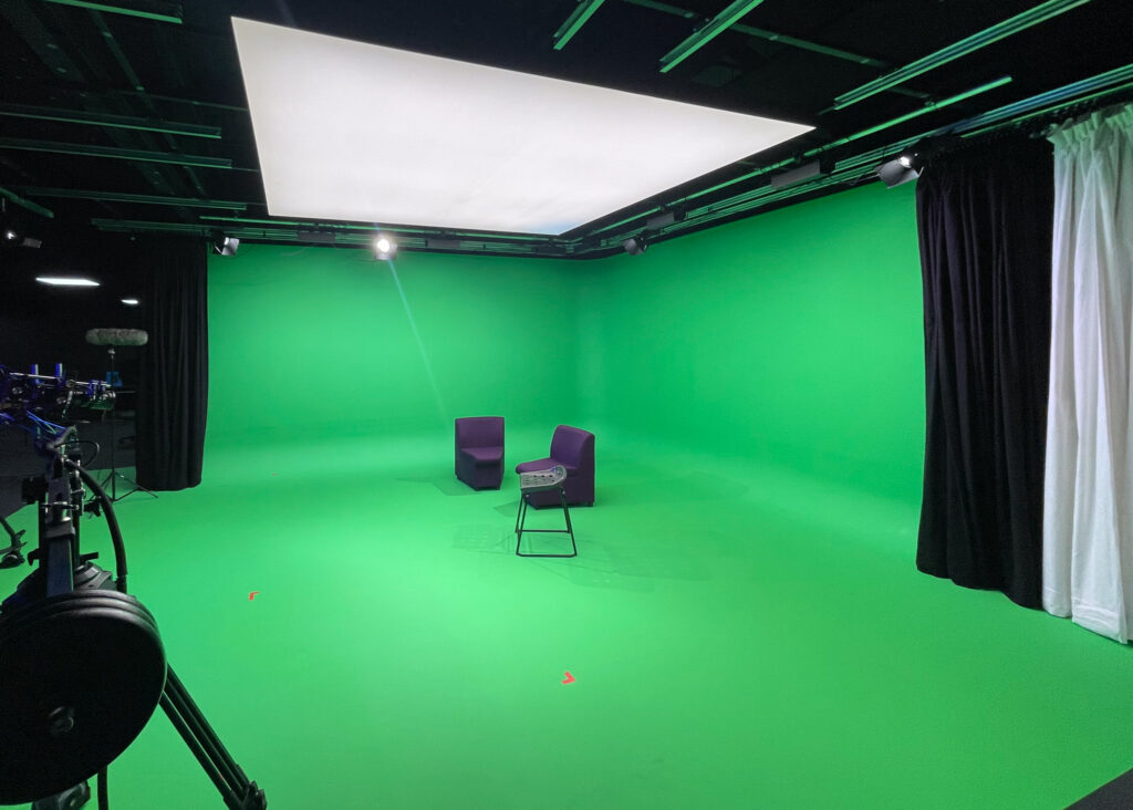 basingstoke college of technology studio with ledcloud kino flo fiilex dedolight lighting cirrolite installation