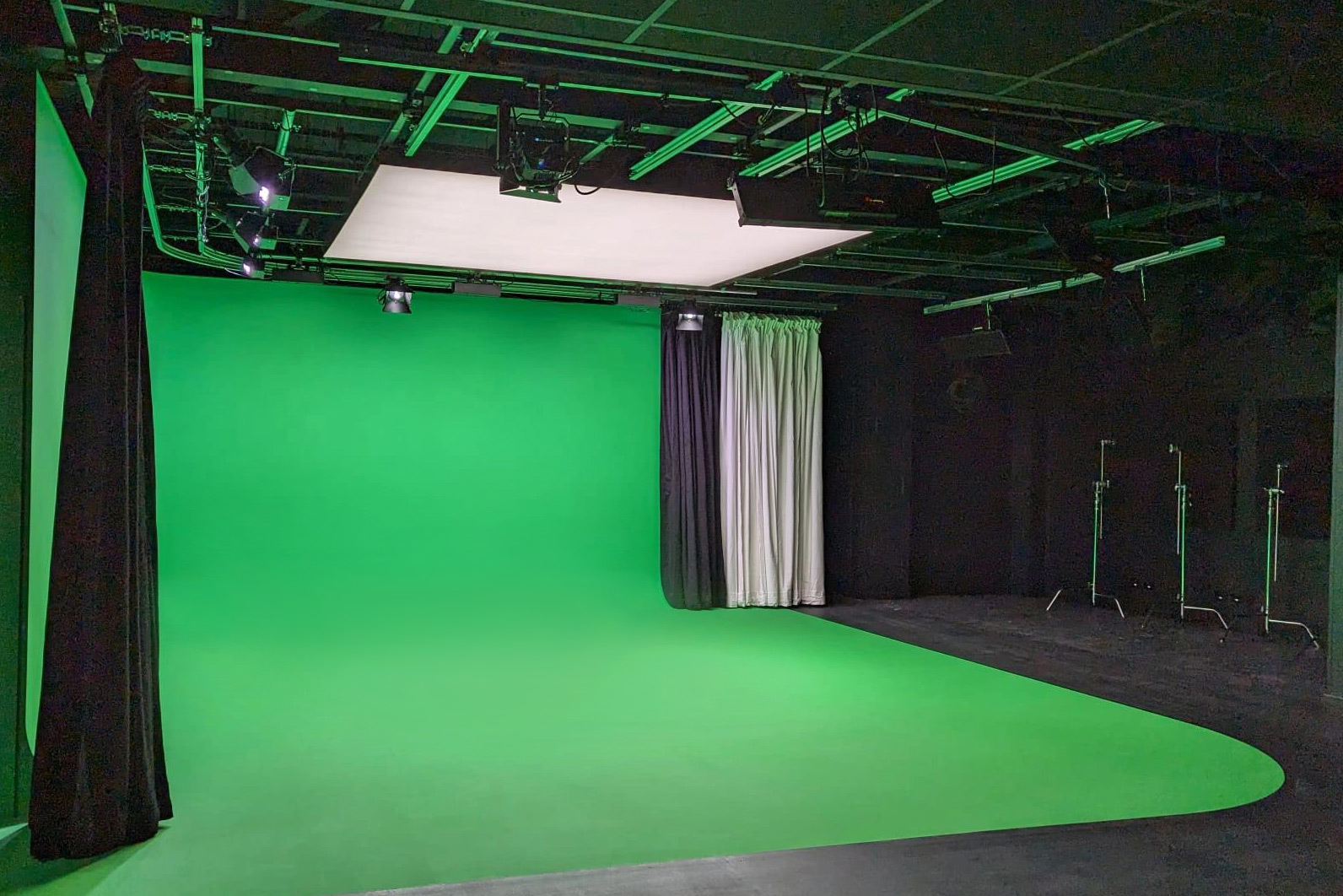 University of Basingstoke green screen studio with LEDCloud Kino Flo Fiilex and Dedolight lighting